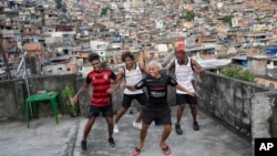 Jóvenes interpretan el estilo de baile callejero conocido como passinho para sus cuentas de redes sociales, en la favela Rocinha de Río de Janeiro, Brasil, el miércoles 17 de abril de 2024. 