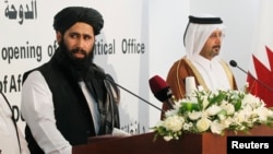 무하마드 나임이 탈레반 대변인(왼쪽)이 지난 18일 평화회담 개최와 관련해 카타르 도하 기자회견을 가지고 있다.