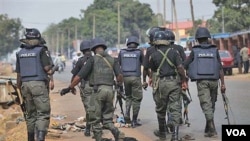 Polisi Nigeria melakukan patroli di luar kantor pengadilan kota Kaduna, yang tengah mengadili para tersangka penyulut kerusuhan (21/4).