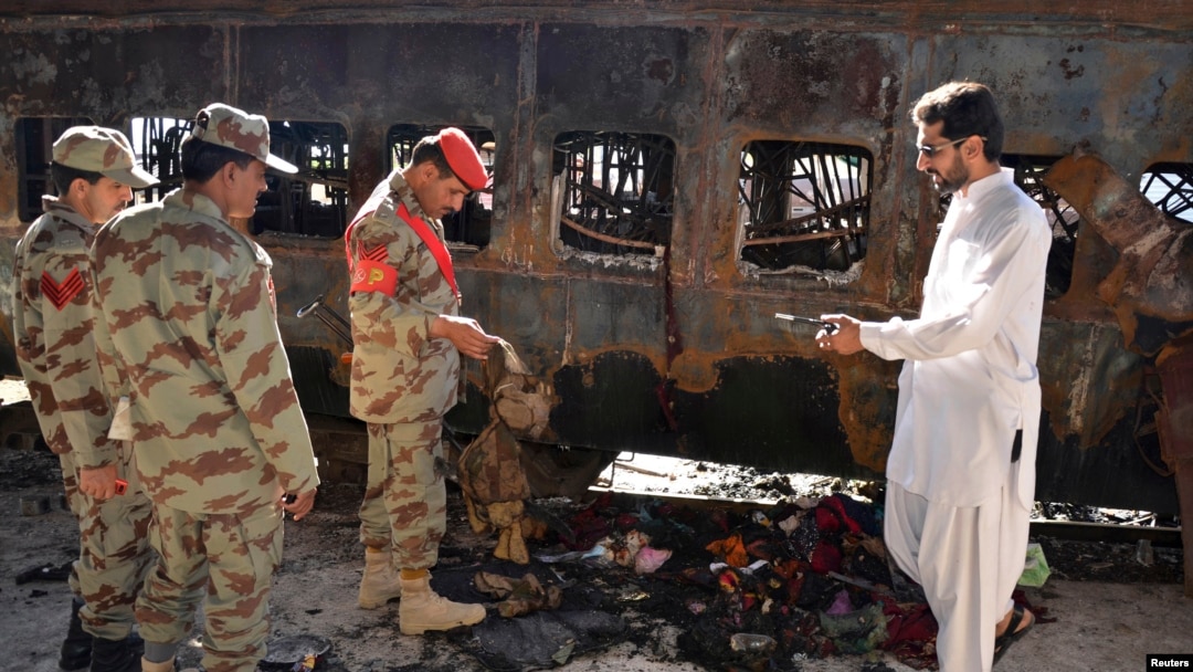 Petugas keamanan Pakistan mengumpulkan bukti-bukti serangan bom atas kereta api penumpang di kota Sibi, Baluchistan, Pakistan (8/4). 