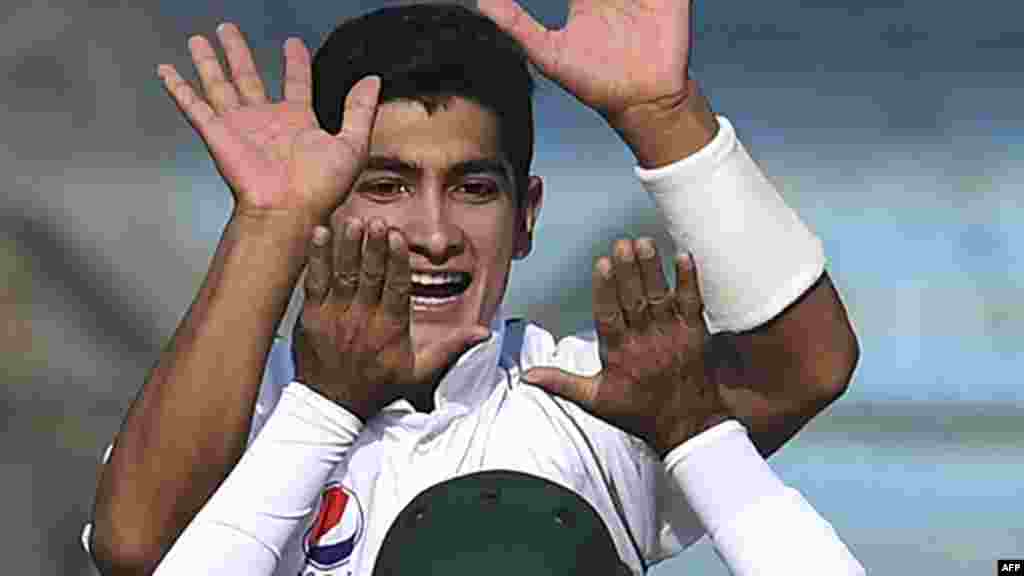 نسیم شاہ دوران میچ وکٹ لینے پر دوسرے کھلاڑی سے اظہار مسرت کرتے ہوئے۔&nbsp;