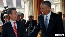 Los presidentes Barack Obama y Enrique Peña Nieto ríen en el Palacio Nacional de México, donde se reunieron el jueves en el primer día de la visita del mandatario estadounidense a este país.