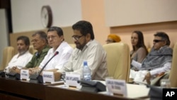 Ivan Márquez, al centro en la foto junto a la delegación de las FARC en las negociaciones de paz en La Habana, donde dijeron que no volverían a secuestrar.