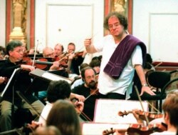 ARCHIVO - James Levine dirige la Orquesta Metropolitana de Nueva York durante un ensayo para una actuación en Viena el 11 de mayo de 1996.