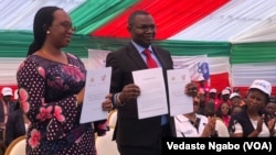 Minisitiri w’ubucuruzi n’inganda w’Uburundi, Chantal Nijimbere na Julien Paluku, Minisitiri w’ubucuruzi muri Repubulika ya demokarasi ya Kongo bamaze gusinya amasezerano yo koroherezanya ubucuruzi bwambukiranya imipaka taliki 30/10/2024. Photo: Vedaste Ngabo