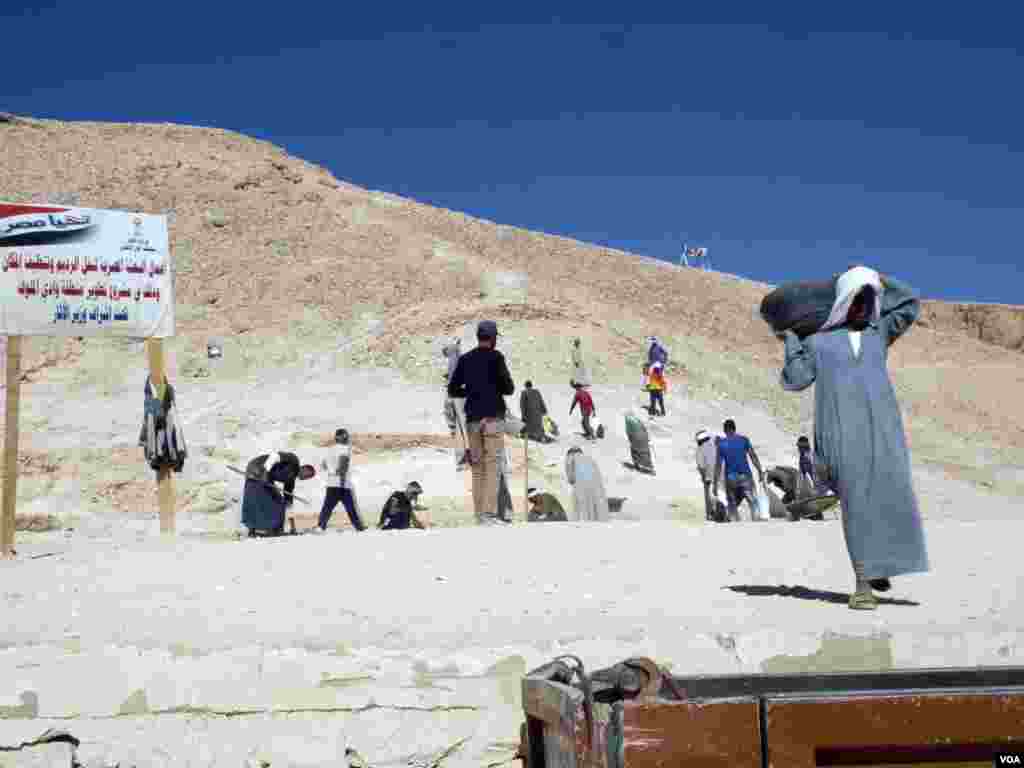 Egyptian workers remove dirt around royal tombs in the Valley of the Kings in Luxor, Egypt, Nov. 5, 2015. (H. Elrasam/VOA)