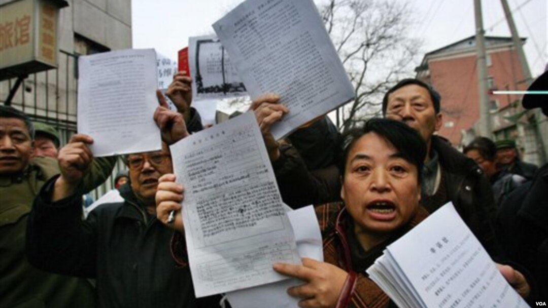 中国访民在北京上访，不少外地访民被拦截和遣返，有些人被关押