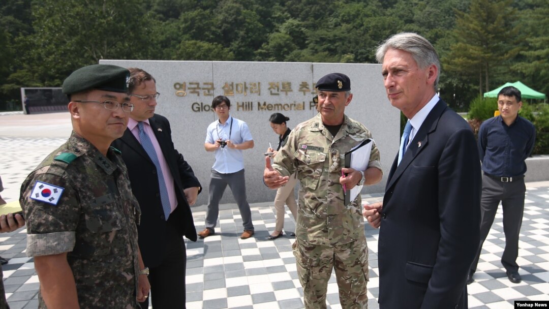 햔국을 방문한 필립 해먼드 영국 외교장관(오른쪽)이 11일 경기도 파주시 영국군전적비를 찾아 시설을 둘러보고 있다. 