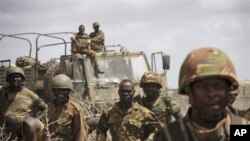 Dalam foto yang dirilis tim pemberitaan gabungan Uni Afrika-PBB ini, nampak tentara Kenya tengah memasuki kota pelabuhan Kismayo, Somalia (1/10). 