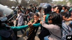 بنگلہ دیش کے دارالحکومت ڈھاکہ میں مظاہرین اور پولیس کے درمیان ڈیجیٹل قوانین کے نفاذ پر تصادم۔ مارچ 1، 2021۔