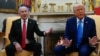 Presiden AS Donald Trump (kanan) menerima Perdana Menteri Israel Benjamin Netanyahu di Gedung Putih di Washington DC, hari Selasa 4 Februari 2025. 