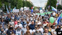 8月8日，俄羅斯遠東城市哈巴羅夫斯克示威者高舉標語牌舉行沒有的得到政府許可的示威支持被抓捕的州長富加爾。