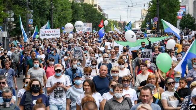 8月8日，俄罗斯远东城市哈巴罗夫斯克示威者高举标语牌举行没有的得到政府许可的示威支持被抓捕的州长富加尔。