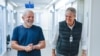 Esta fotografía difundida por la vicepresidencia brasileña muestra al presidente Luiz Inácio Lula da Silva caminando con su neurocirujano, Marcos Stavale, en el Hospital Sirio-Libanés de Sao Paulo, Brasil, el 13 de diciembre de 2024.