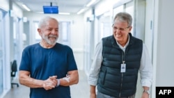 Esta fotografía difundida por la vicepresidencia brasileña muestra al presidente Luiz Inácio Lula da Silva caminando con su neurocirujano, Marcos Stavale, en el Hospital Sirio-Libanés de Sao Paulo, Brasil, el 13 de diciembre de 2024.