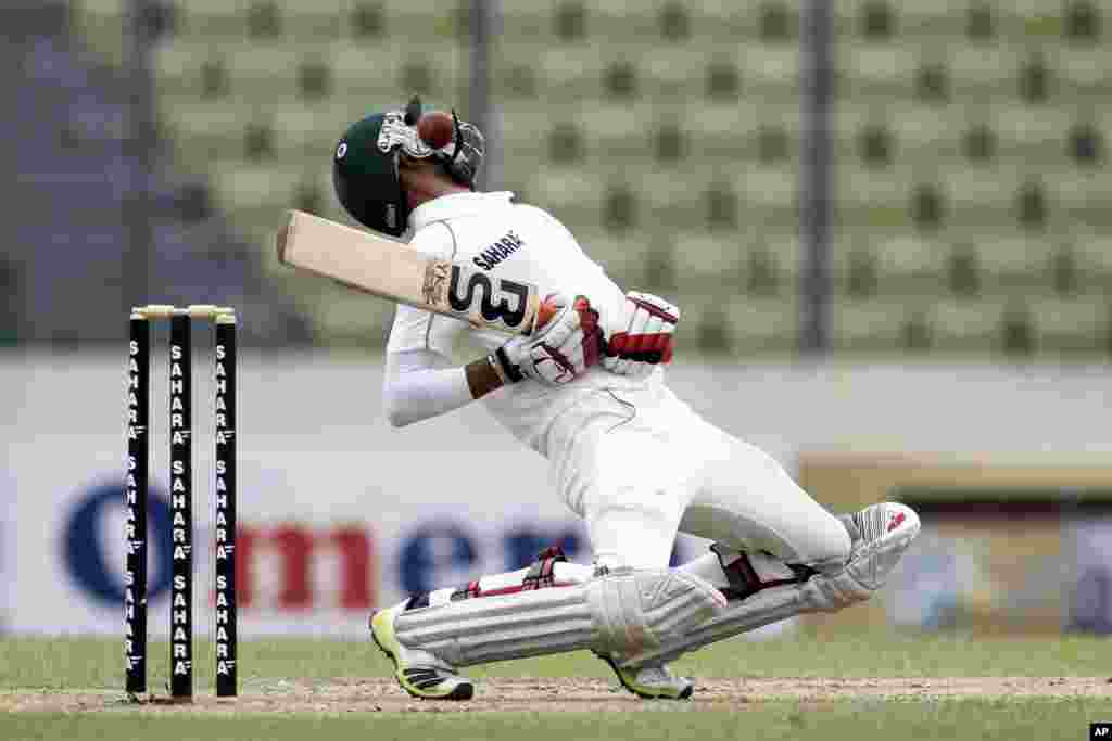 Cầu thủ Nasir Hossain của Bangladesh tránh cú bóng dội ngược trong ngày thứ hai thi đấu cricket thử lần thứ hai với New Zealand ở Dhaka, Bangladesh.