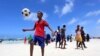 De jeunes somaliens jouent au football sur la plage de Lido, à Mogadiscio, le 8 août 2013.