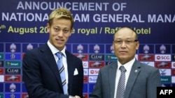 Keisuke Honda (kiri) berpose dengan Ketua Federasi Sepak Bola Kamboja Sao Sokha setelah konferensi pers di Phnom Penh, 12 Agustus 2018.