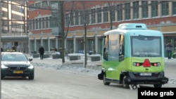 Uji coba mobil swakemudi di Stockholm (Foto: VOA/Videograb)