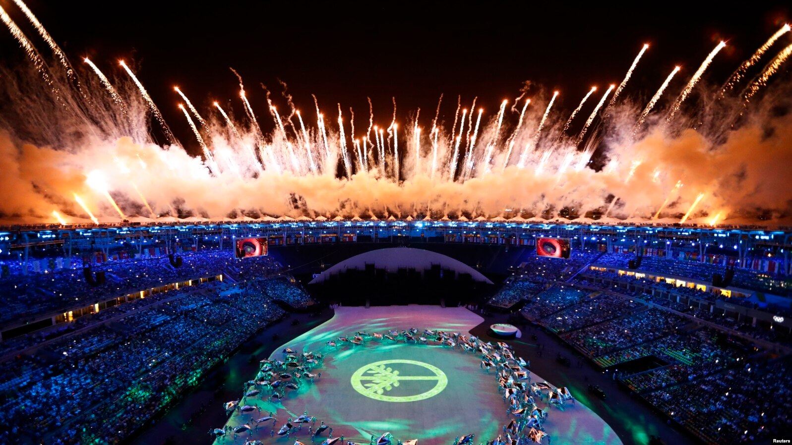 Os fogos de artifício explodem no Rio de Janeiro na cerimónia de abertura dos Jogos Olímpicos a 5 de Agosto de 2016.