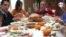 Con protocolos especiales, familia latina celebra Día de Acción de Gracias