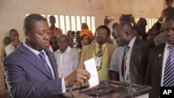 Archives - Le President du Togo Faure Gnassingbe votant le 25 juillet, 2013.