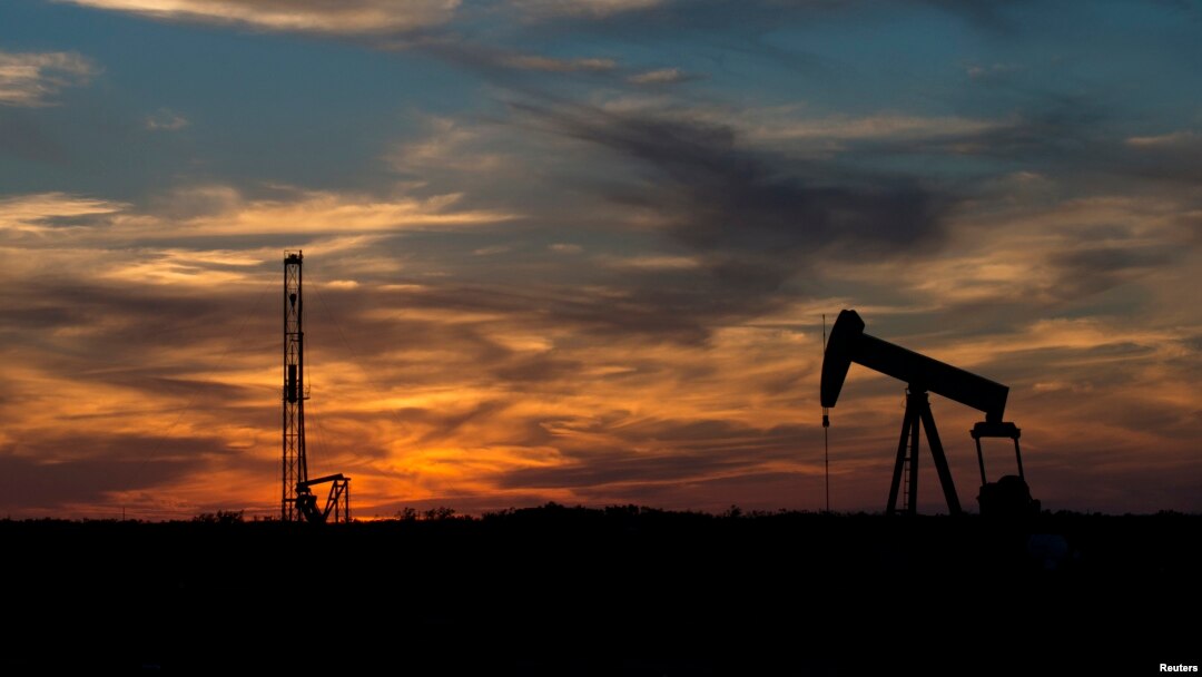 Fasilitas pemboran minyak di Sweetwater, negara bagian Texas (foto: dok). Persediaan minyak naik karena perusahaan Amerika mempergunakan teknologi 'fracking' untuk meningkatkan produksi.
