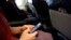 Una pasajera revisa su teléfono móvil dentro de un avión. La TSA ha ordenado nuevas medidas de seguridad respecto de los aparatos electrónicos.