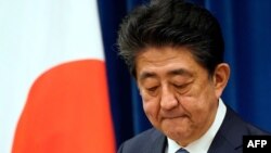 일본 아베 신조 총리가 28일 도쿄 관저에서 기자회견을 열어 건강상의 이유로 사임을 발표했다. 