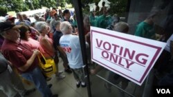 Republicanos hacen fila en Ames, Iowa, para votar por su aspirante presidencial preferido.