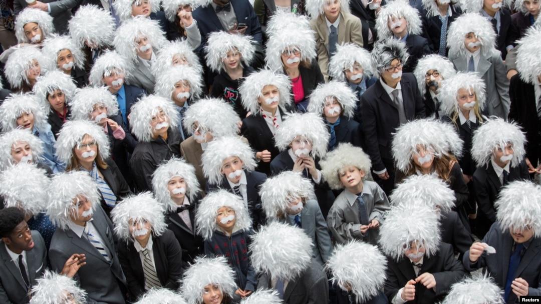 404 učesnica i učesnika na skupu obučenih kao Albert Einstein