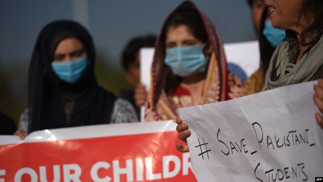 Para kerabat pelajar asal Pakistan yang tinggal Wuhan -- pusat wabah virus corona -- meminta pemerintah memulangkan para pelajar ke Islamabad, Pakistan, 1 Februari 2020. 