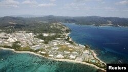 FILE - Terumbu karang terlihat di sepanjang pantai dekat pangkalan Marinir AS Camp Schwab, di pulau Okinawa, Jepang selatan, dalam foto udara yang diambil oleh Kyodo, 29 Oktober 2015.