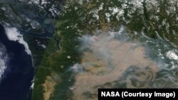 Les incendies dans l'Ouest des Etats-Unis dégagent une fumée que l'on peut voir de l'espace (NASA)