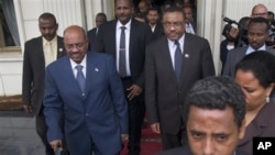 Perdana Menteri Etiopia Hailemariam Desalegn, tengah-kanan, berjalan berdampingan dengan Presiden Sudan Omar al-Bashir, tengah-kiri, setelah mereka membahas sengketa antara Sudan dan Sudan Selatan di Addis Ababa, Etiopia (foto, 23/9/2012).