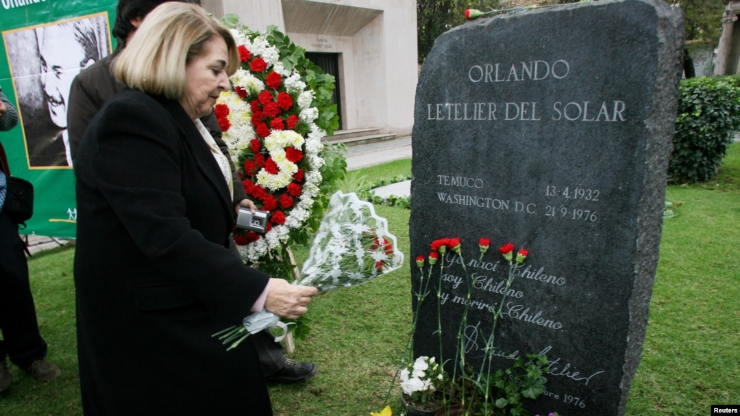 Isabel Morel, janda Orlando Letelier, mantan diplomat Chile pada pemerintahan Salvador Allende Government, yang tewas dibunuh pada tahun 1976 di Washington, DC, menaruh bunga di makam Letelier di Santiago. (Foto: Dok)