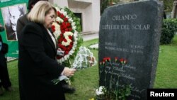 Isabel Morel, janda Orlando Letelier, mantan diplomat Chile pada pemerintahan Salvador Allende Government, yang tewas dibunuh pada tahun 1976 di Washington, DC, menaruh bunga di makam Letelier di Santiago. (Foto: Dok)