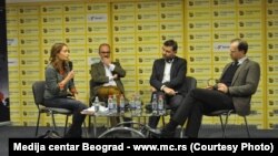 Učesnici panela "Kosovo: ko crta granice - razmena teritorija, razgraničenje, status kvo – ima li rešenja za kosovsko pitanje?": moderator Ana Otašević, Andrea Lorenco Kapuzela, Žan-Kristof Buison i Timoti Les (s leva) (Foto: Medija centar Beograd - www.m