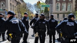 Agentes de policía frente a la entrada de la Universidad de Columbia, ocupada por manifestantes propalestinos en Nueva York, el 22 de abril de 2024.