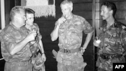 Ратко Младич (крайний слева) с нидерландскими офицерами. Снимок сделан 12 июля 1995 года в деревне Потокари, в 5 км от Сребреницы