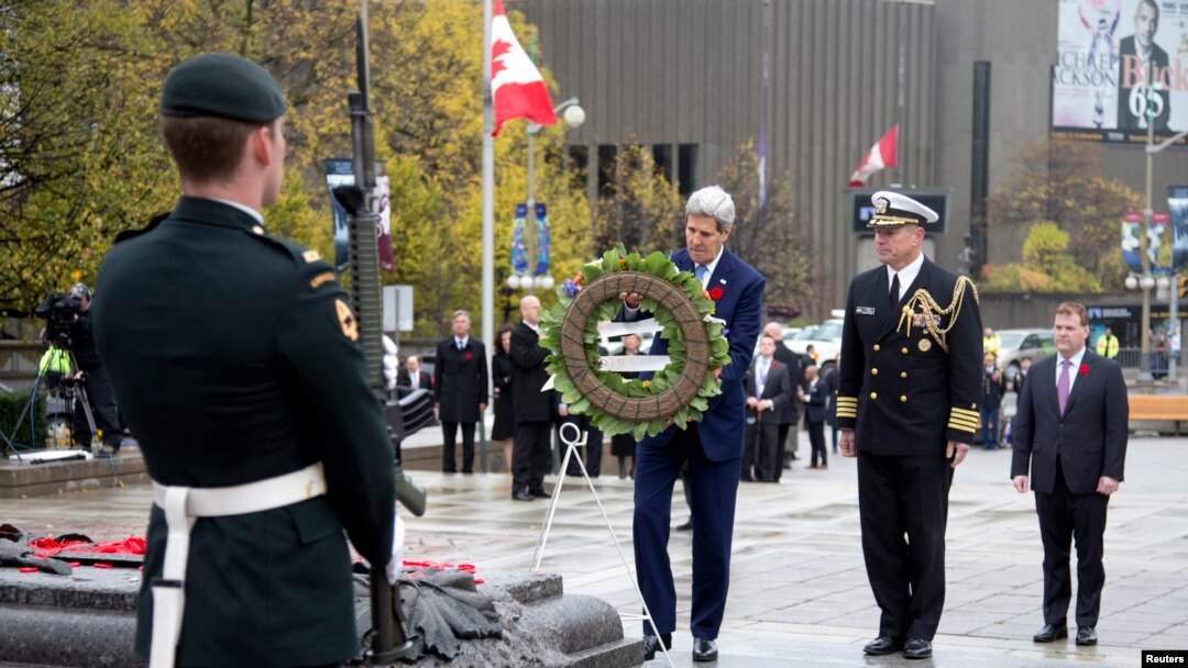 Menteri Luar Negeri AS John Kerry pada Selasa (28/10) meletakkan karangan bunga di Tugu Peringatan Perang Nasional Kanada di Ottawa (28/10). (Reuters/Carolyn Kaster)