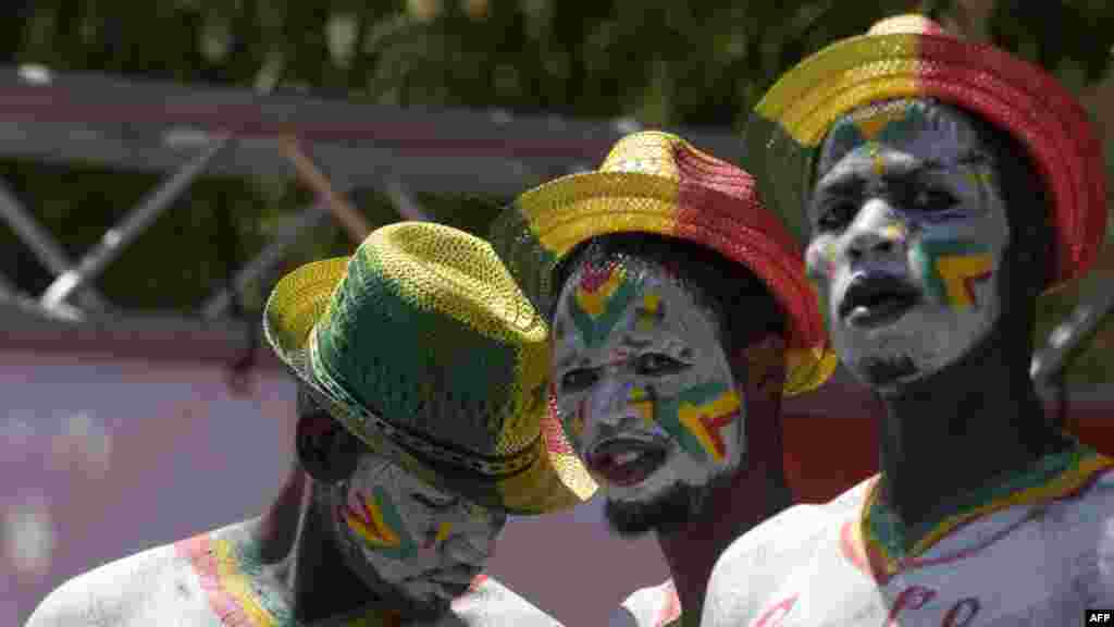 Des supporters avec le visage peint aux couleurs nationales&nbsp; lors de la présentation du trophée président du Sénégal, Macky Sall,&nbsp;à Dakar, le 11 mars 2018.