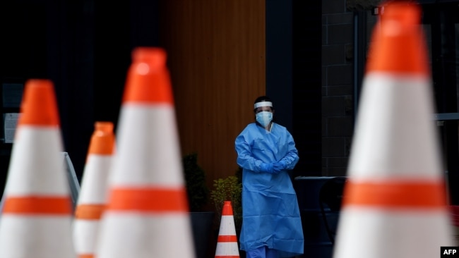 Seorang petugas kesehatan tampak menunggu pasien yang datang untuk menjalani tes COVID-19 di salah satu lokasi tes di Arlington, Virginia, pada 12 Mei 2020. (Foto: AFP)