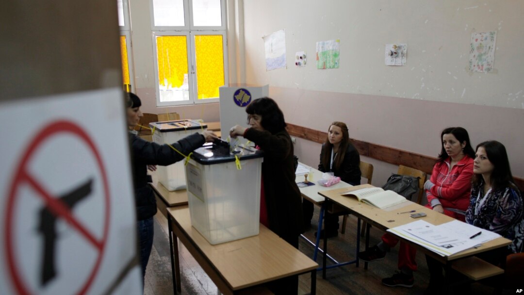 Cử tri Kosovo đi bỏ phiếu tại một địa điểm bầu cử ở Mitrovica, ngày 3/11/2013.