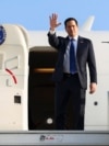 Američki državni sekretar Marco Rubio maše dok odlazi iz Izraela za Saudijsku Arabiju, na aerodromu Ben Gurion u Tel Avivu, Izrael, ponedjeljak, 17. februara 2025. (Evelyn Hockstein/Pool Photo via AP)