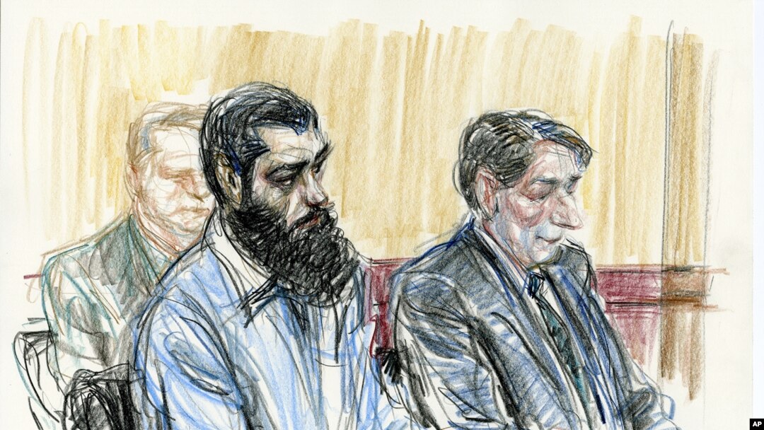 Dalam ilustrasi di pengadilan, Abid Naseer (kiri) bersama pengacaranya dalam sidang di pengadilan federal Brooklyn, New York (4/3). (AP/Victor Juhasz)