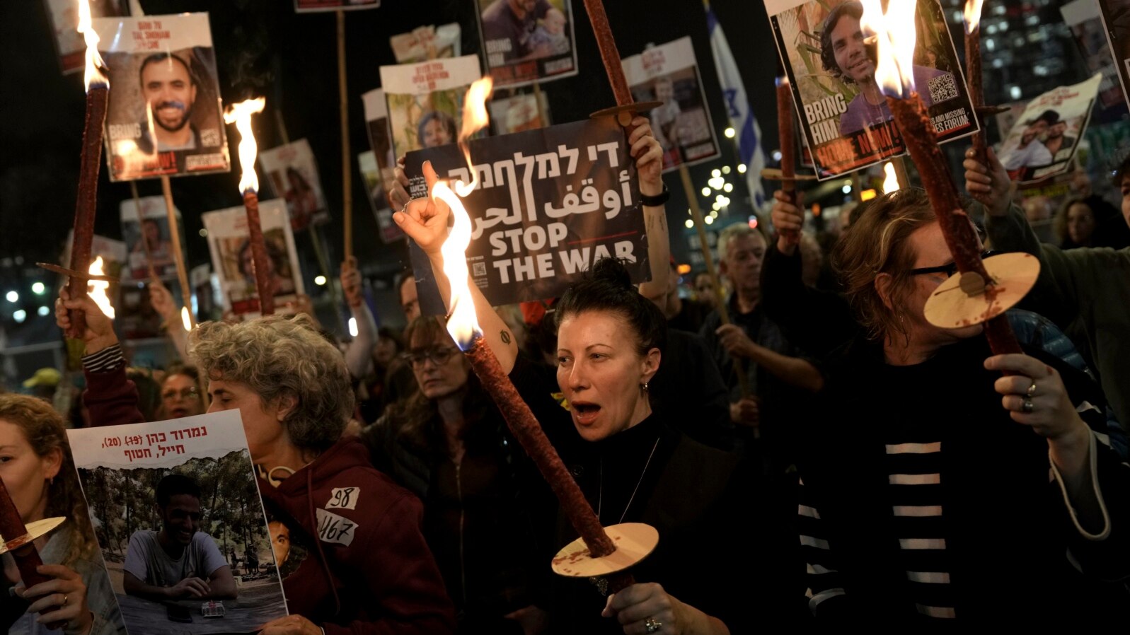 Porodice i prijatelji ubijenih i otetih od strane Hamasa, u Tel Avivu nakon objave vesti o prekidu vatre, 15. januar 2025. (AP Photo/Oded Balilty)
