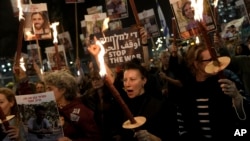 Porodice i prijatelji ubijenih i otetih od strane Hamasa, u Tel Avivu nakon objave vesti o prekidu vatre, 15. januar 2025. (AP Photo/Oded Balilty)
