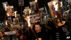 Jamaa na marafiki wa watu walouliwa na walotekwa na Hamas wakisherehekea tandazo la usitishaji mapigano ya Gaza mjini Tel Aviv..