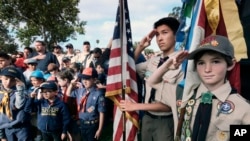 Boy Scouts dan Cub Scouts memberi hormat pada bendera selama upacara di Los Angeles, 26 Mei 2018 (Foto: AP)